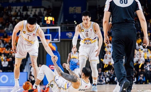 新疆男篮逆转获胜,继续保持领先优势 新疆男篮逆转获胜,继续保持领先优势