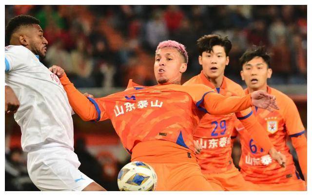 勇往直前!比赛中球员展现出的勇气和拼搏精神 勇往直前!比赛中球员展现出的勇气和拼搏精神