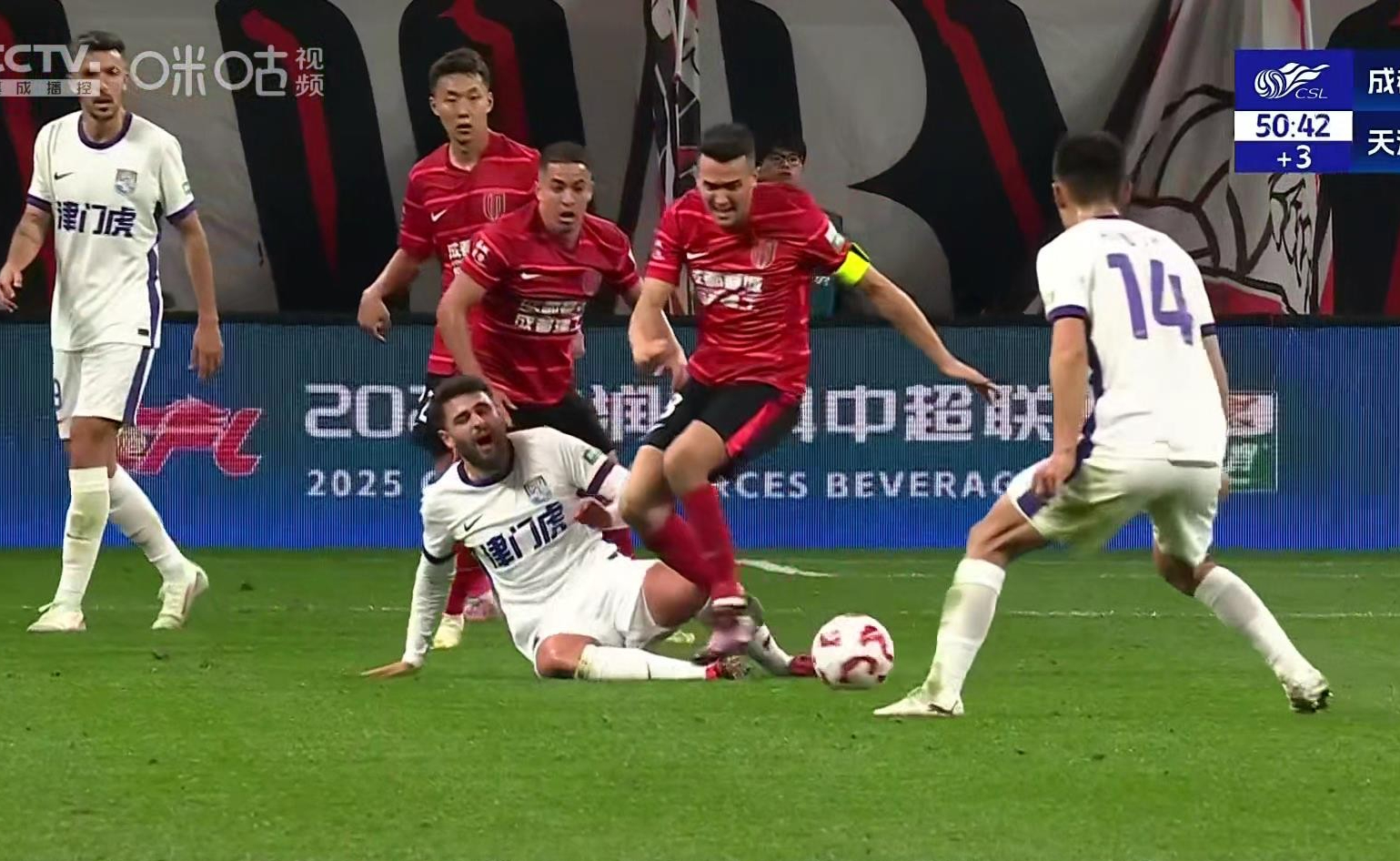 双方球队在顶级赛事中展开激烈的对决 双方球队在顶级赛事中展开激烈的对决