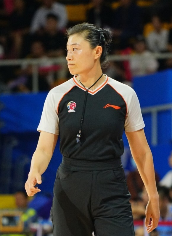 女裁判员在比赛中展现过人执法技能 女裁判员在比赛中展现过人执法技能