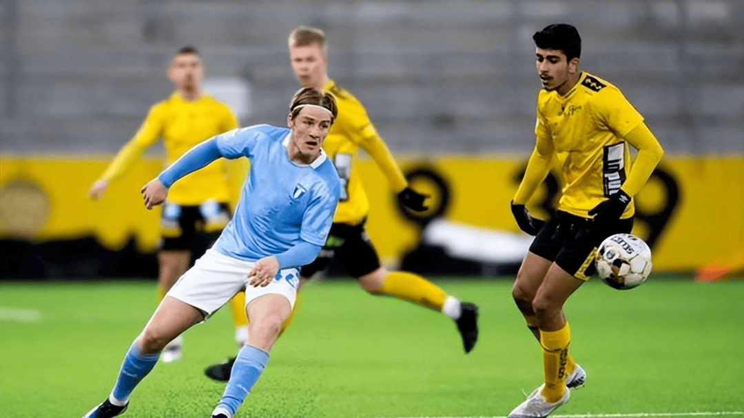 关于激烈角逐引发观众狂热，足球场上对决无限精彩的信息