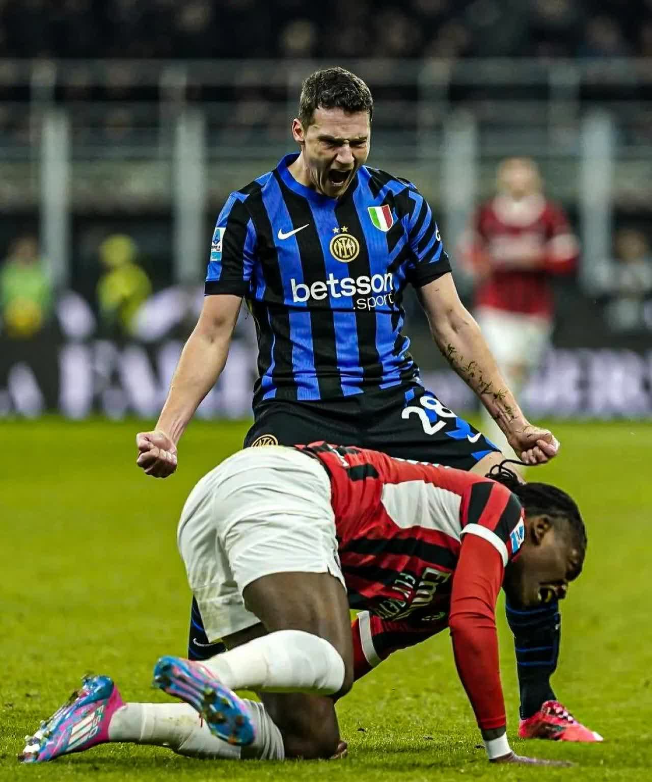 米兰德比球风硬朗深受球迷喜爱 米兰德比球风硬朗深受球迷喜爱