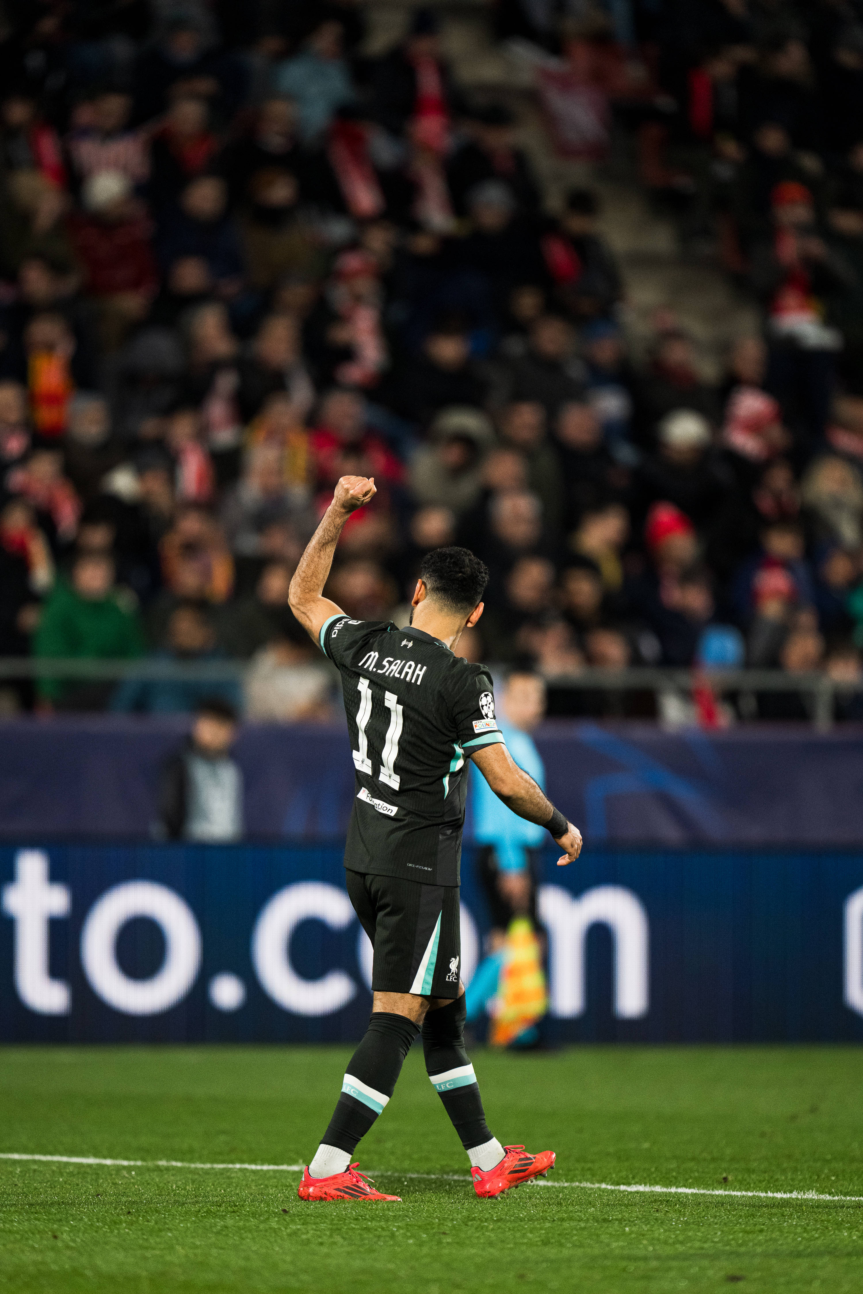 爱游戏官网-皇马球员庆祝胜利，欧冠小组赛领跑