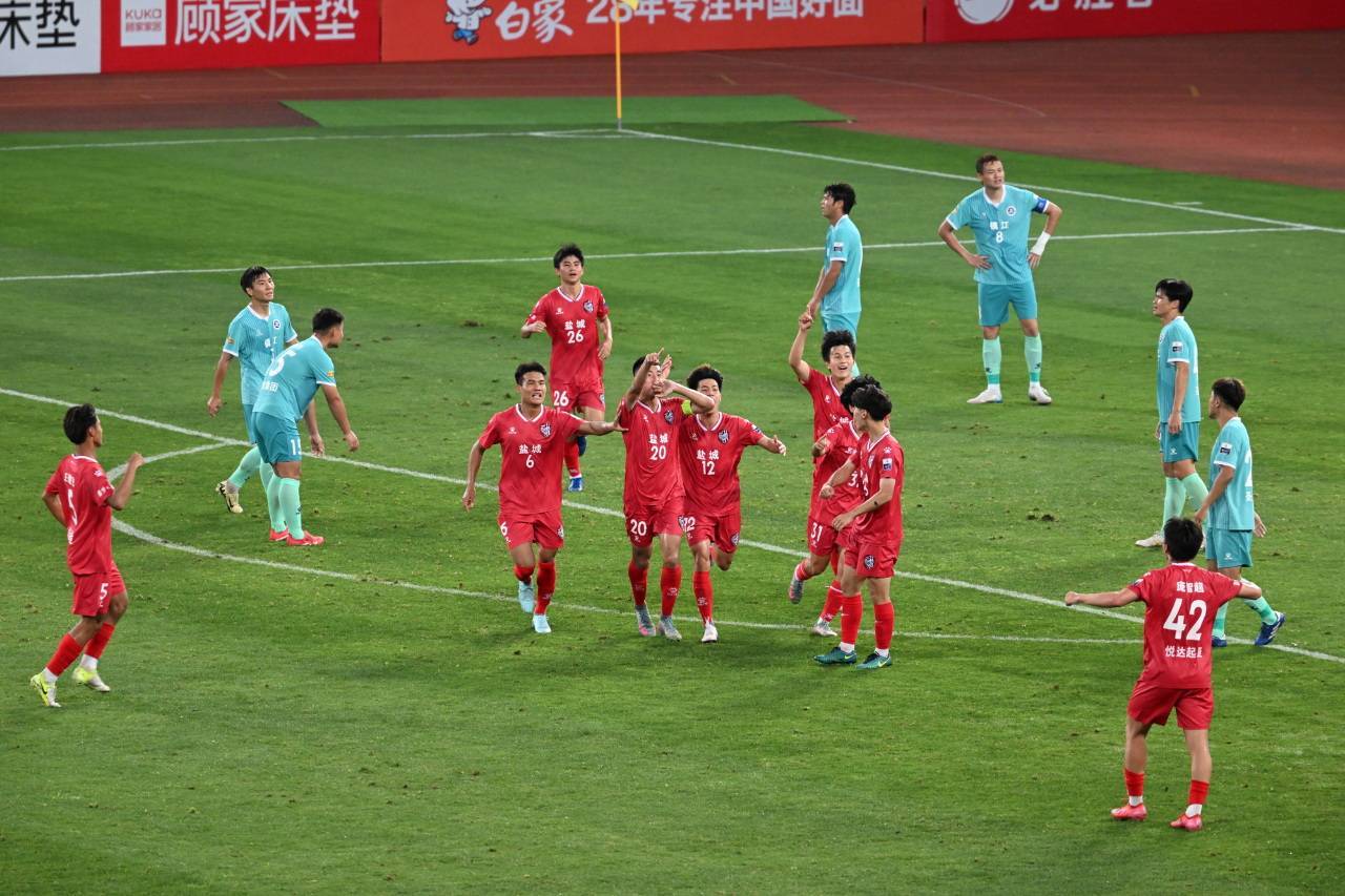 爱游戏-包含球队在场上展现出攻守兼备的完美状态，压倒对手的词条