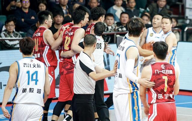 改写为:球队在比赛中发生了激烈冲突 改写为:球队在比赛中发生了激烈冲突