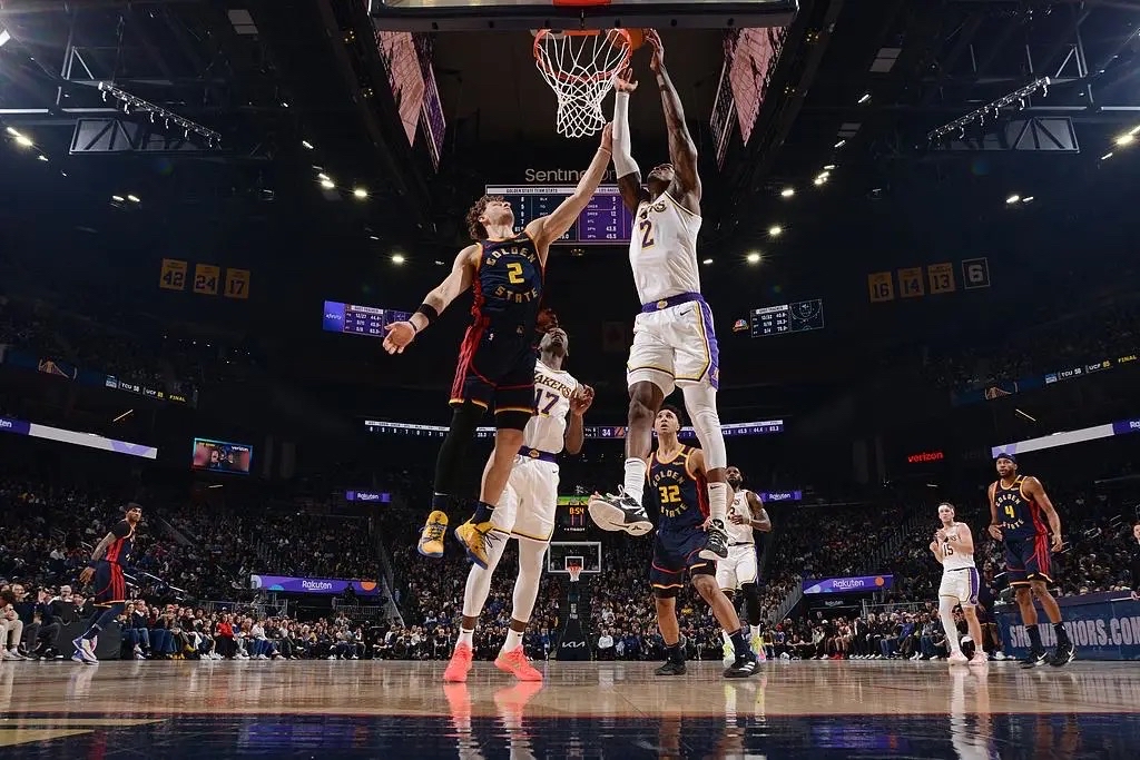 爱游戏官网-湖人锋线组合发威，狂胜对手进入连胜状态