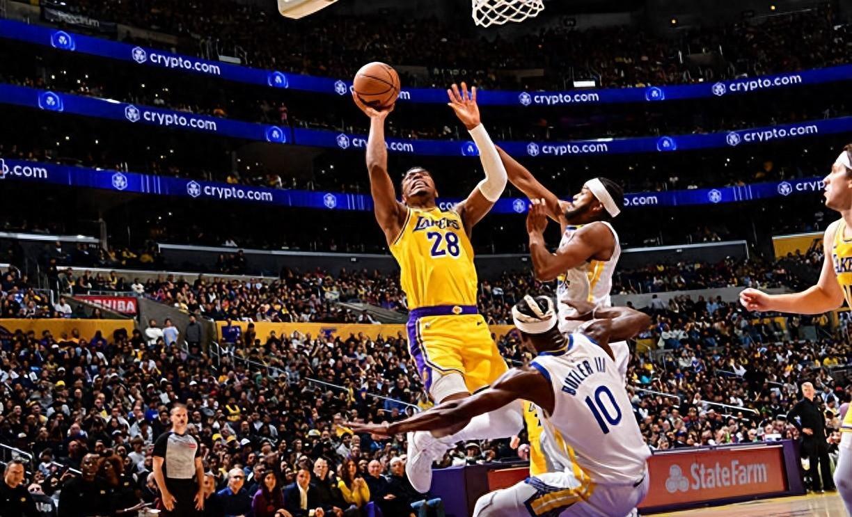 湖人锋线组合发威，狂胜对手进入连胜状态