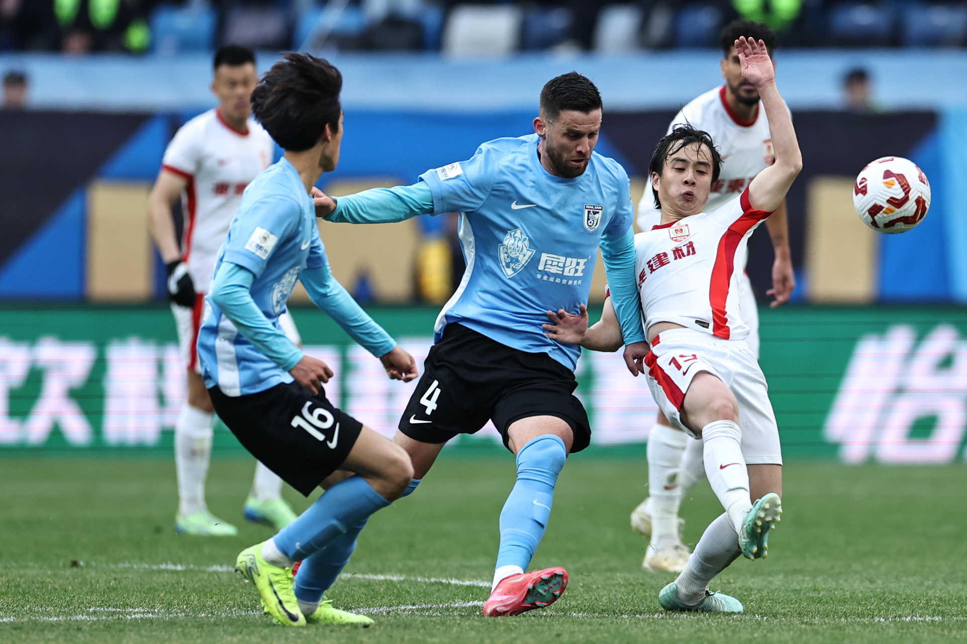 球员们以无比热情迎战,场面激烈激动不已 球员们以无比热情迎战,场面激烈激动不已