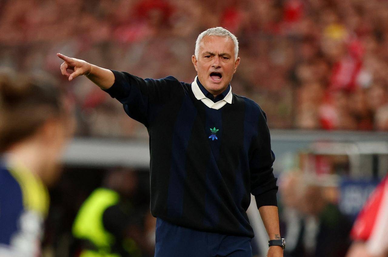 曼联官方宣布与穆里尼奥解雇合同，后继人选未定的简单介绍