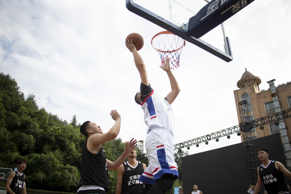 专业篮球队伍展现实力,吸引球迷目光澎湃的简单介绍 专业篮球队伍展现实力,吸引球迷目光澎湃的简单介绍