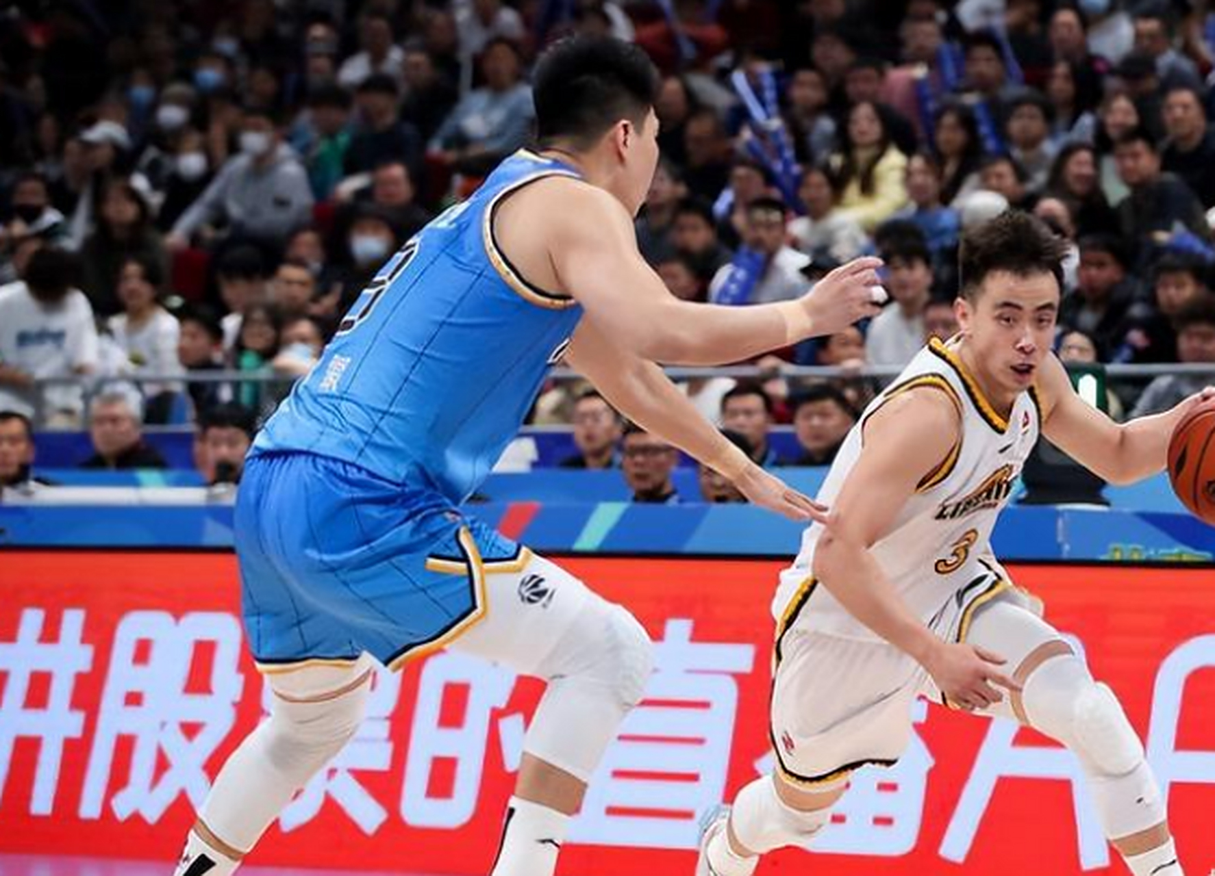 爱游戏网页版-怀化男篮紧张对决，赢下比赛