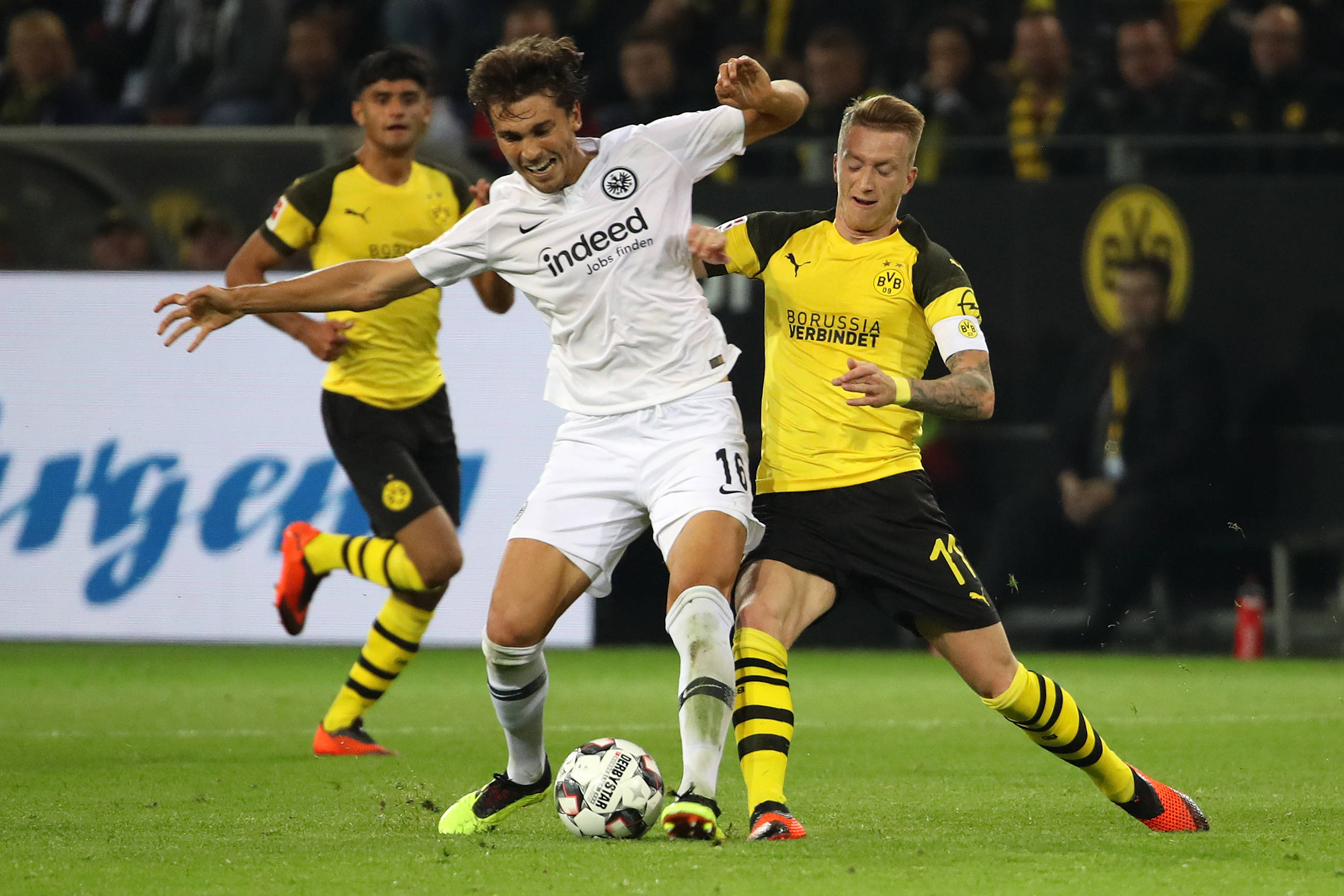 爱游戏在线-包含法兰克福球队展现团结拼搏，全员贡献取得胜利的词条